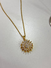 Cargar imagen en el visor de la galería, Collares Giratorios de Flor
