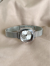 Cargar imagen en el visor de la galería, Reloj Mesh Elegancia Plateada
